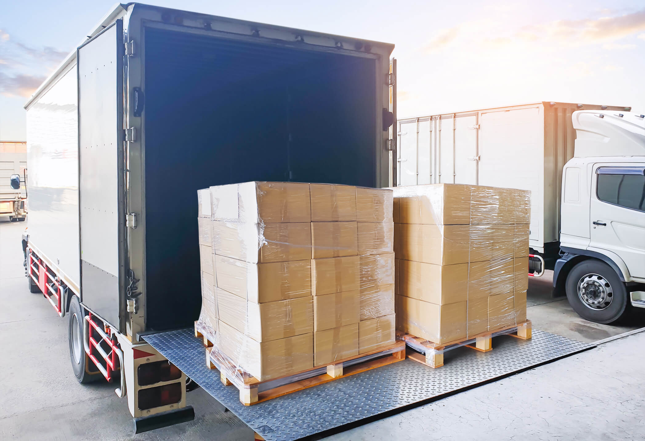 Delivery truck with cargo pallets